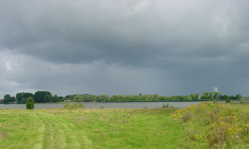 donkere wolken pakken zich samen