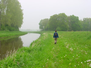 langs het water door het gras